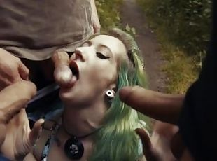 Tiener zuigt stiekem piemels leeg in het bekende perverse Nederlandse bos