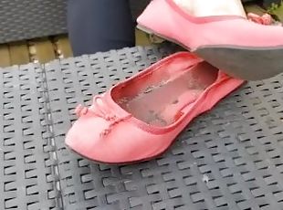 A day with my smelly pink flats and my dirty feet