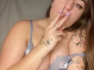 Joven sexy fuma para ti