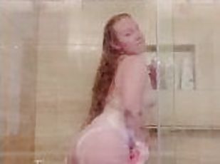 Phat ass white girl in the shower