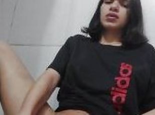 Linda Garota Do Porhub Faz Sexo Com Um Vibrador Gigante No Banheiro Escondido Do Marido