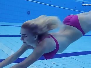 Hot Elena shows what she can do under water