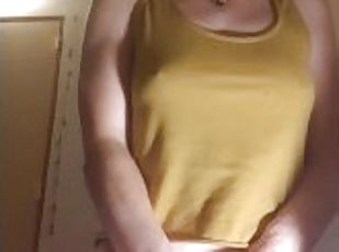 Une milf qui fait la fête dans sa chambre