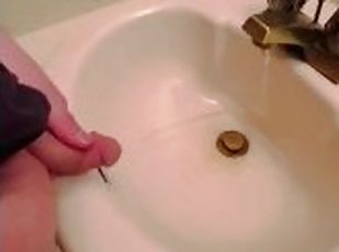 BOYFRIEND PISSES IN SINK WHILE FAMILY IS OUTSIDE