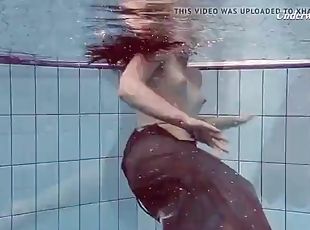 Underwater babe Liza Rachinska swims naked