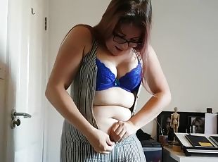 Chubby Brit plays n stuffs - babe