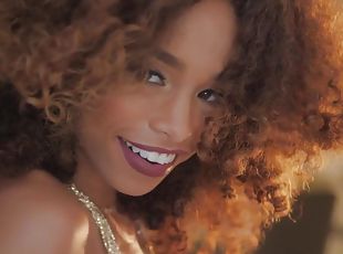 Girl with Curls_Sexy Dance - Cecilia lion