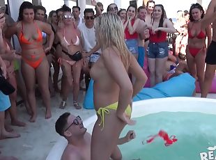 Orgía, Al aire libre, Fiesta, Público, Amateur, Babes, Sexo en grupo, Zorra (Slut), Rubia, Piscina