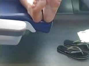 Ragazza italiana mostra i piedi in treno! padronagiulia00