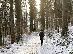 PETITE RANDONNEUSE ME SUCE DANS LES BOIS SOUS LA NEIGE