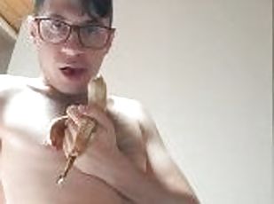 Ragazzo con cazzo duro e grosso mangia in modo sexy la banana