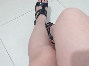 SEXY FEET IN HEELS