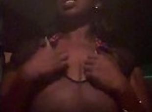 poilue, masturbation, pisser, chatte-pussy, amateur, ébène, black, doigtage, voiture, attrapée