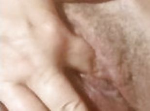 clitoris, masturbare-masturbation, orgasm, pasarica, amatori, bbw, cu-degetelul, uda